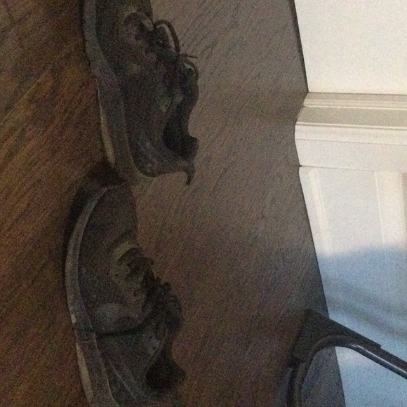 Men’s Nike Sneakers - Picture 2 of 5